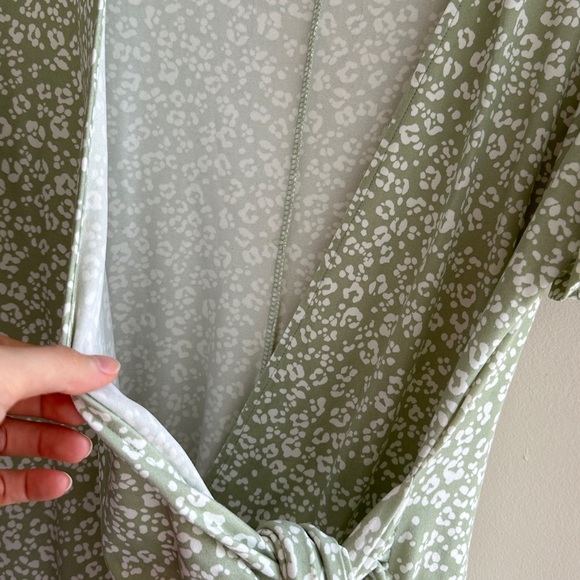 nine britton Green and White Animal Print Stretch Wrap Dress, Size Large - Picture 7 of 16